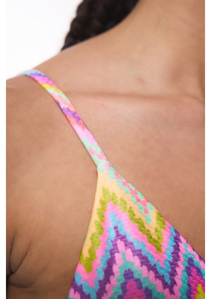 Zigzag Desenli Üçgen Bikini Üstü