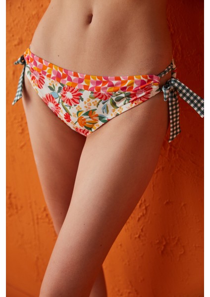 Çok Renkli Nice Çiçek Desenli Yandan Bağlama Detaylı Bikini Altı fırsatları