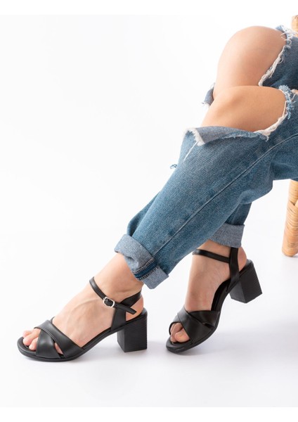 K-11 Siyah Günlük Çapraz Topuklu Kadın Sandalet