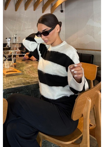 Siyah Bisiklet Yaka Çizgili Triko Kadın Kazak MG2472