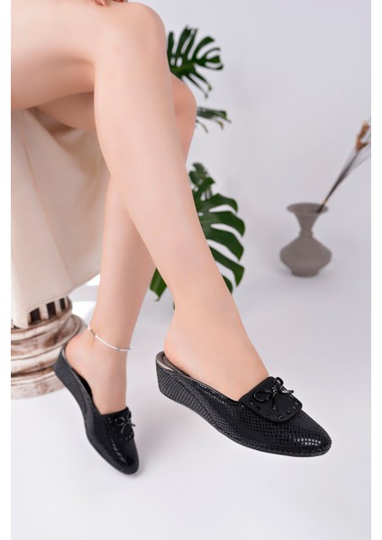 Kadın Siyah Yılan Desen Fiyonk Burnu Kapalı Şık Ev Terliği fiyatları