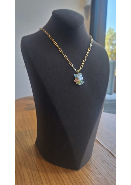 Mineli Inci Detaylı Gold Zincir Kolye – Mavi Zeminli Çiçek Kompozisyon