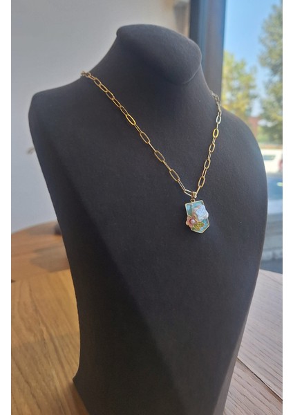 Mineli Inci Detaylı Gold Zincir Kolye – Mavi Zeminli Çiçek Kompozisyon fiyatları