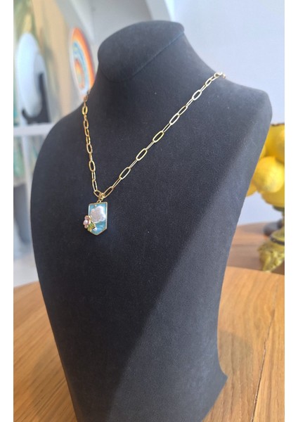 Mineli Inci Detaylı Gold Zincir Kolye – Mavi Zeminli Çiçek Kompozisyon modelleri