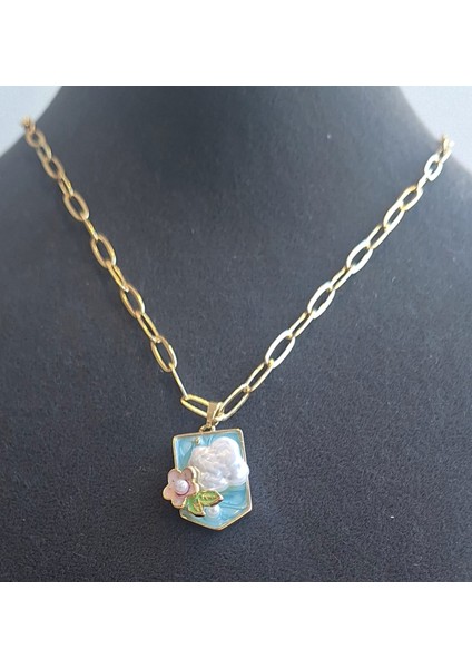 Mineli Inci Detaylı Gold Zincir Kolye – Mavi Zeminli Çiçek Kompozisyon