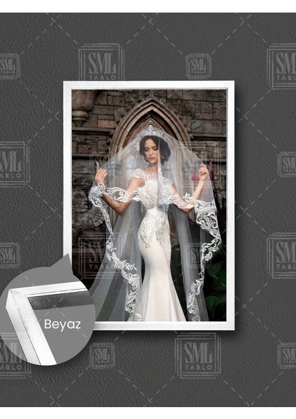 Duvağını Tutan Zarif Gelin Dantel Gelinlik Kraliçe Taç Çerçeveli Dikey Kanvas Tablo