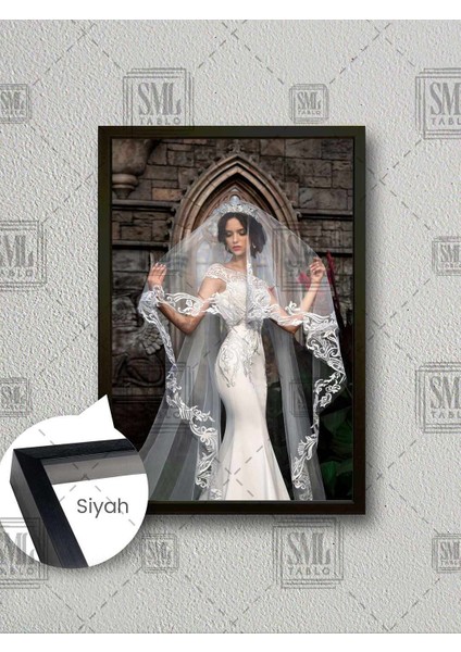 Duvağını Tutan Zarif Gelin Dantel Gelinlik Kraliçe Taç Çerçeveli Dikey Kanvas Tablo