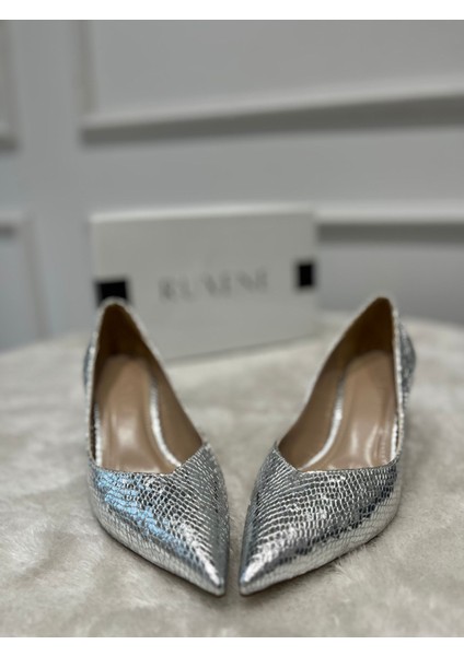 Dora Gold - Gümüş Yılan Derisi Desenli Kalın Topuklu 5 cm Sivri Burun Topuklu Ayakkabı