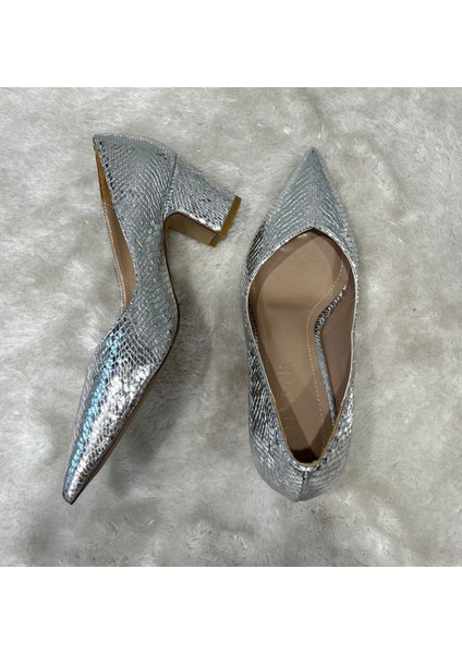 Dora Gold - Gümüş Yılan Derisi Desenli Kalın Topuklu 5 cm Sivri Burun Topuklu Ayakkabı modelleri