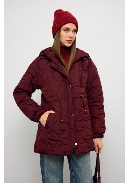 Kapüşonlu Beli Bağcıklı Kısa Kapitone Mont Bordo 6777