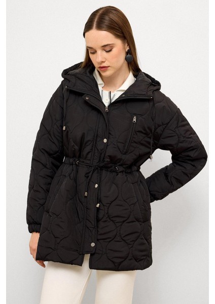 Kapüşonlu Beli Bağcıklı Kısa Kapitone Mont Siyah 6777