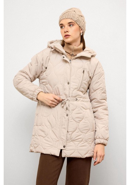 Kapüşonlu Beli Bağcıklı Kısa Kapitone Mont Taş 6777