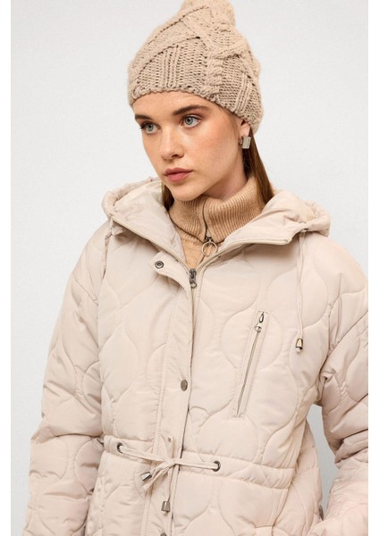 Kapüşonlu Beli Bağcıklı Kısa Kapitone Mont Taş 6777