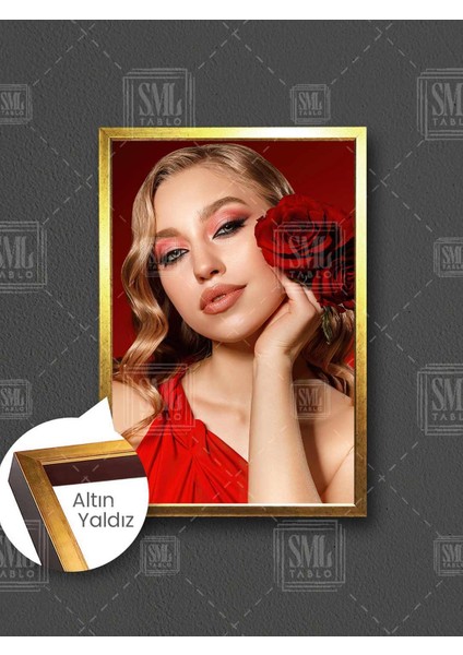 Kırmızı Gül Tutan Makyajlı Sarı Saçlı Kadın Güzellik Merkezi Çerçeveli Dikey Kanvas Tablo