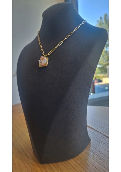 Mineli Inci Detaylı Gold Zincir Kolye – Çiçek ve Yaprak Tasarım