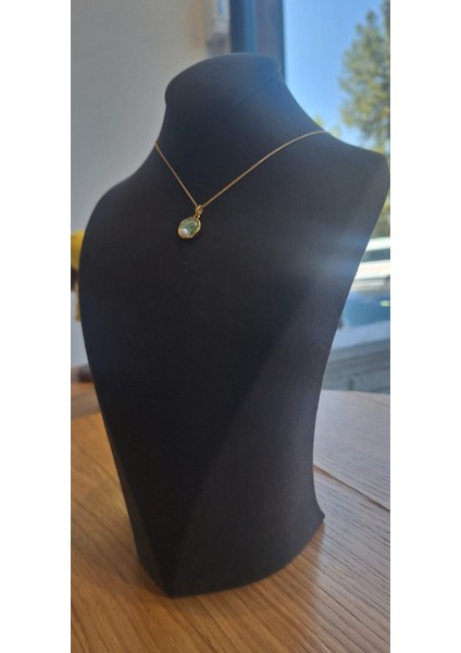 Mineli Inci Detaylı Zarif Gold Kolye – Mavi Yuvarlak Çerçeveli Tasarım