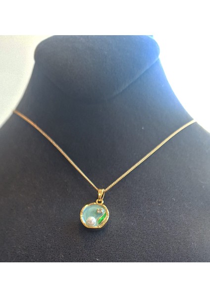 Mineli Inci Detaylı Zarif Gold Kolye – Mavi Yuvarlak Çerçeveli Tasarım