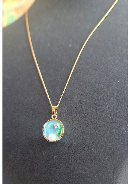 Mineli Inci Detaylı Zarif Gold Kolye – Mavi Yuvarlak Çerçeveli Tasarım