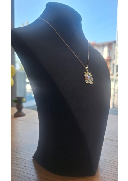 Mineli Inci Detaylı Zarif Gold Kolye – Altın Çerçeveli Çiçek ve Yaprak Tasarım