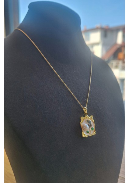 Mineli Inci Detaylı Zarif Gold Kolye – Altın Çerçeveli Çiçek ve Yaprak Tasarım modelleri