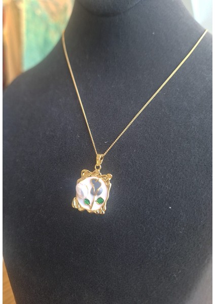 Mineli Inci Detaylı Zarif Gold Kolye – Altın Çerçeveli Çiçek ve Yaprak Tasarım indirimleri