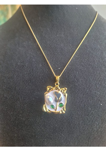 Mineli Inci Detaylı Zarif Gold Kolye – Altın Çerçeveli Çiçek ve Yaprak Tasarım