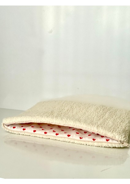 13, 14, 15, 16 inc Laptop Çantası Ekru Tedy Peluş Kumaş, Yumuşak Bilgisayar Kılıfı, % 100 Pamuklu Kalpli Astarlı iç yüzey ,Fermuarlı Notebook Çantası, Kapitoneli Koruyucu Laptop Kılıfı