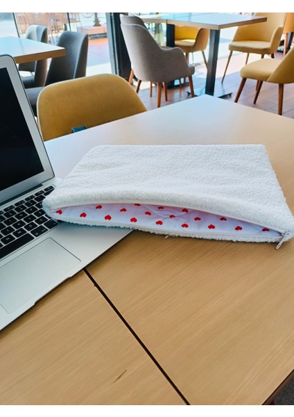 13, 14, 15, 16 inc Laptop Çantası Ekru Tedy Peluş Kumaş, Yumuşak Bilgisayar Kılıfı, % 100 Pamuklu Kalpli Astarlı iç yüzey ,Fermuarlı Notebook Çantası, Kapitoneli Koruyucu Laptop Kılıfı modelleri