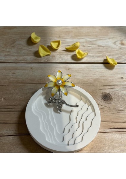 Inci Detaylı Çiçek Broş