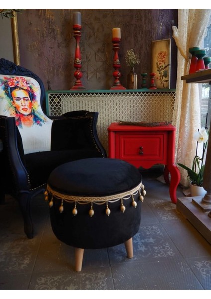 Siyah Kadife Kumaştan Ahşap Ayaklı Vintage Puf