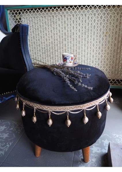 Siyah Kadife Kumaştan Ahşap Ayaklı Vintage Puf