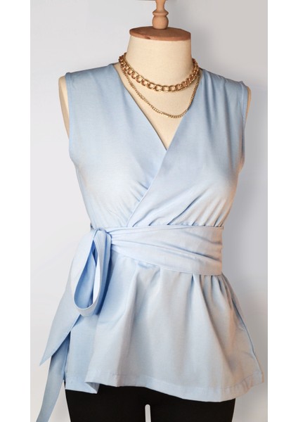 Kolsuz Belden Bağlama Detaylı Kuşaklı Kruvaze Yaka Poplin Gömlek Görünümlü Bluz Mavi fiyatları