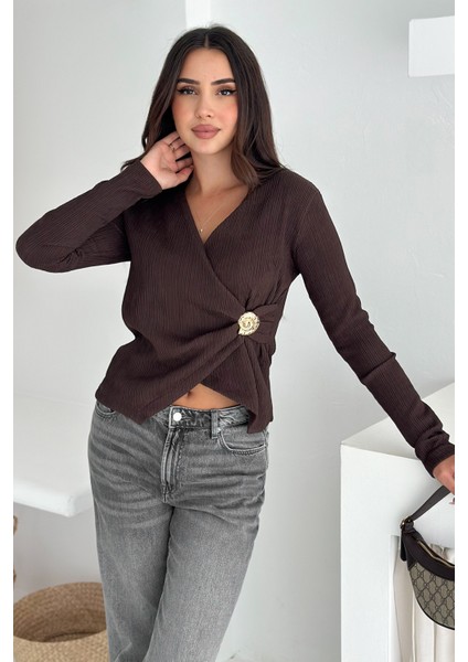 Kadın Kraveze Tokalı Bluz – Vücuda Oturan & Altın Detaylı fiyatları