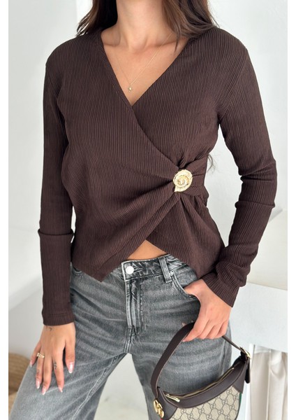 Kadın Kraveze Tokalı Bluz – Vücuda Oturan & Altın Detaylı