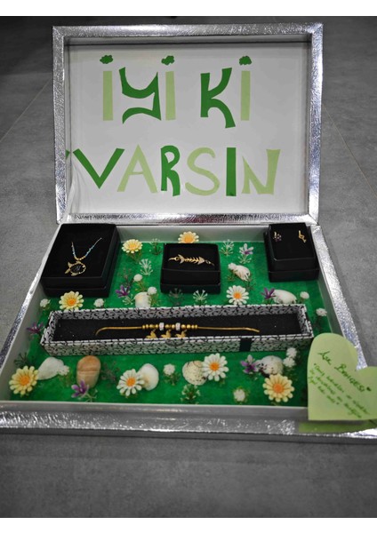 Aşk Bahçesi - Sevgiliye Takı Seti ( Çiçekler ve Deniz Kabukları Dolu Bir Aşk Bahçesi Içerisinde Kendi Özel Kutuları ile Takı Seti )