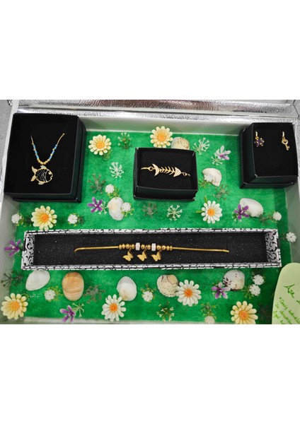 Aşk Bahçesi - Sevgiliye Takı Seti ( Çiçekler ve Deniz Kabukları Dolu Bir Aşk Bahçesi Içerisinde Kendi Özel Kutuları ile Takı Seti ) modelleri