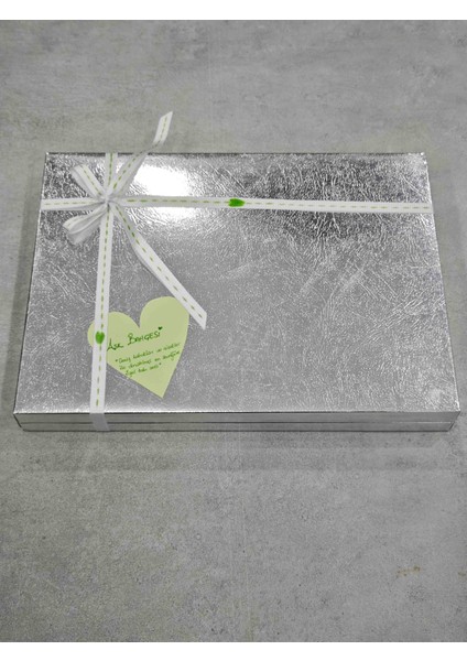 Aşk Bahçesi - Sevgiliye Takı Seti ( Çiçekler ve Deniz Kabukları Dolu Bir Aşk Bahçesi Içerisinde Kendi Özel Kutuları ile Takı Seti ) fırsatları