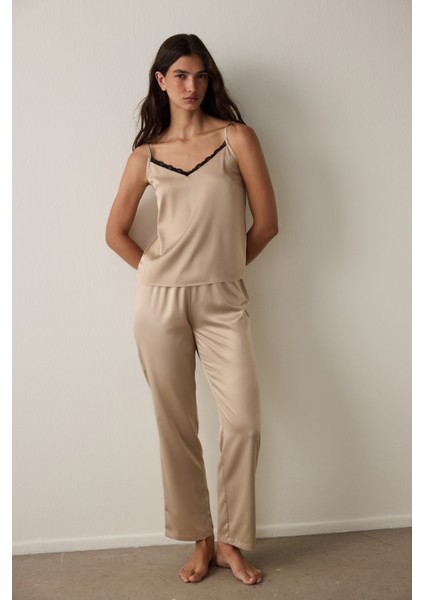 Bej Concept Dantelli Saten V Yaka Ayarlanabilir Askılı Pijama Takımı