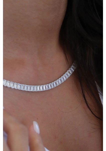 Yarım Tur Beyaz Altın Su Yolu Kolye