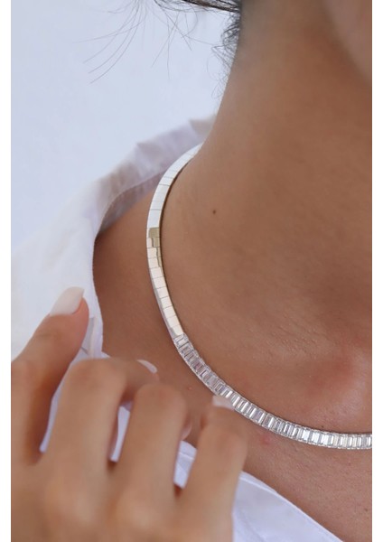 Yarım Tur Beyaz Altın Su Yolu Kolye