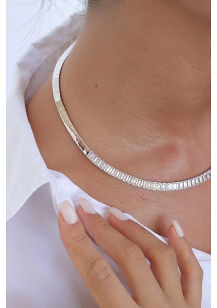 Yarım Tur Beyaz Altın Su Yolu Kolye