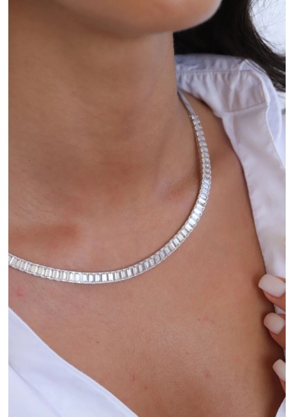 Yarım Tur Beyaz Altın Su Yolu Kolye