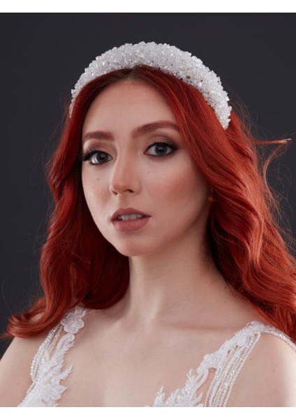 Beyaz Kristal Taşlı Gelin Taç – Işıltılı ve Zarif Saç Aksesuarı