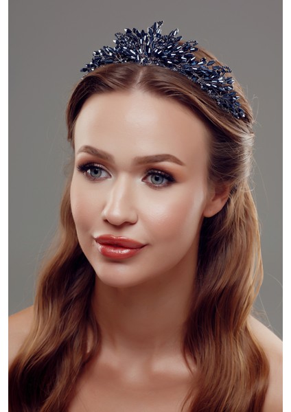 Kristal Taşlı Gümüş Gelin Tacı – Işıltılı ve Asil Tasarım