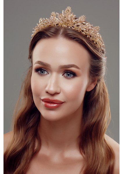 Kristal Çiçek Detaylı Gelin Tacı – Zarif ve Işıltılı Tasarım