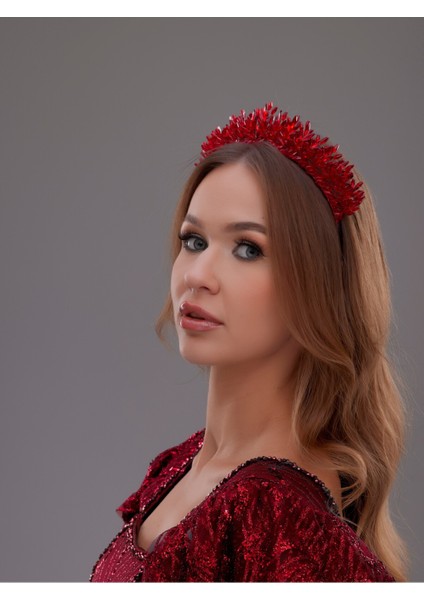 Kristal Taşlı Gelin Tacı – Zarif ve Işıltılı Tasarım