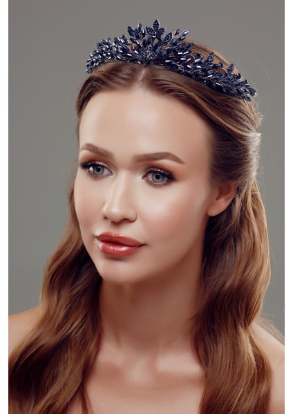 Inci ve Kristal Taşlı Gelin Tacı – Işıltılı ve Zarif Tasarım