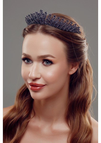 Zarif Kristal Taşlı Gelin Tacı – Minimal ve Işıltılı Tasarım