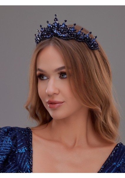 Kristal Taşlı Taç – Işıltılı ve Zarif Davet Aksesuarı