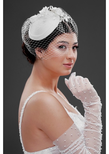 Çiçek Detaylı Beyaz Nikah Kepi – File Duvaklı Gelin Aksesuarı